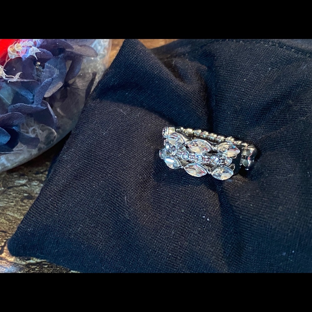 Silver Ring w/Clear Gems 💎